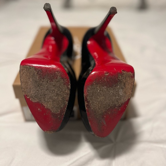 CHRISTIAN LOUBOUTIN
Bianca Patent Leather Pumps
Size: 7.5 | IT 37.5 - Picture 5 of 9